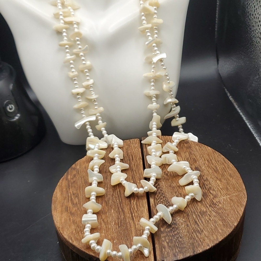 Stunning mother of pearl dove chipvlong length necklace can be doubled up N2923